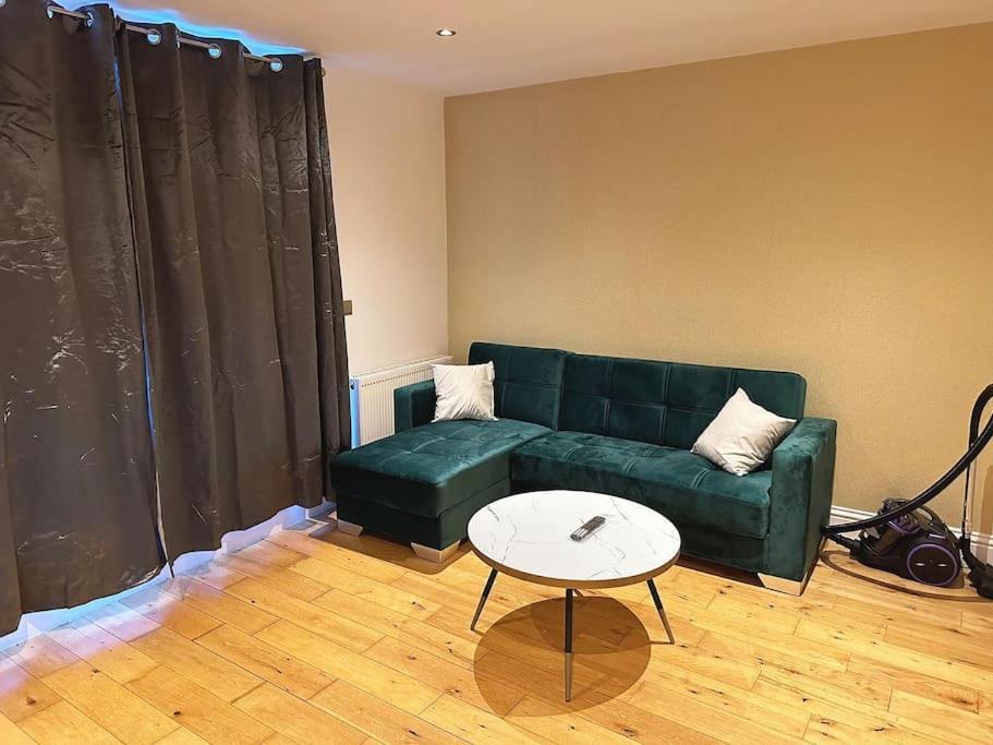 1 Bed Room Flat Near Central Londra Esterno foto